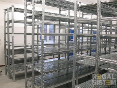 Univerzálne policové regály. Tieto parametre si treba všímať!