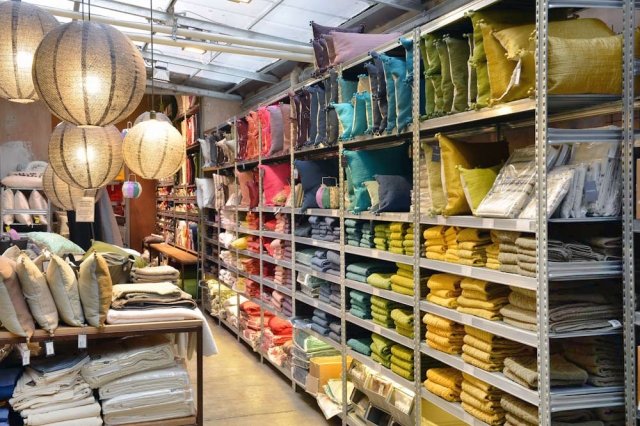 textilné materiály umiestnené v predajni na regáloch